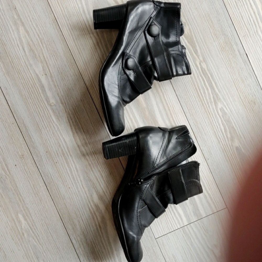 Naturalizers Marloe ankle boots size 9